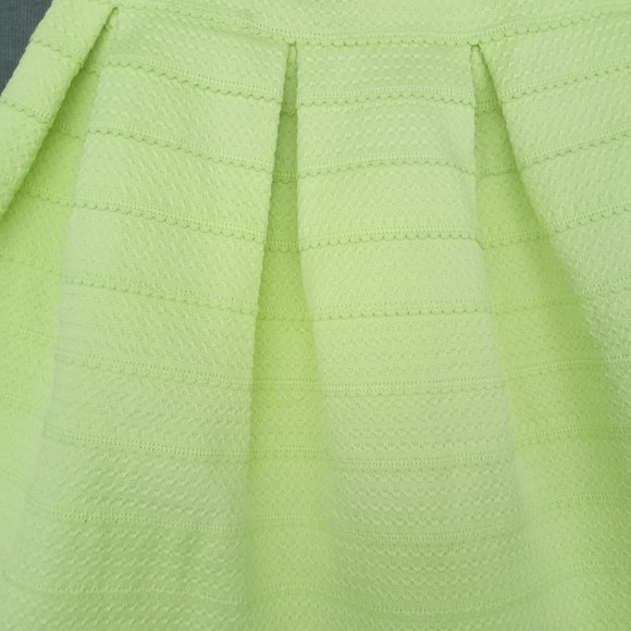 seventh ave NY&CO chartreuse flare skirt. Nice heavy scalloped fabric size M - Picture 4 of 7